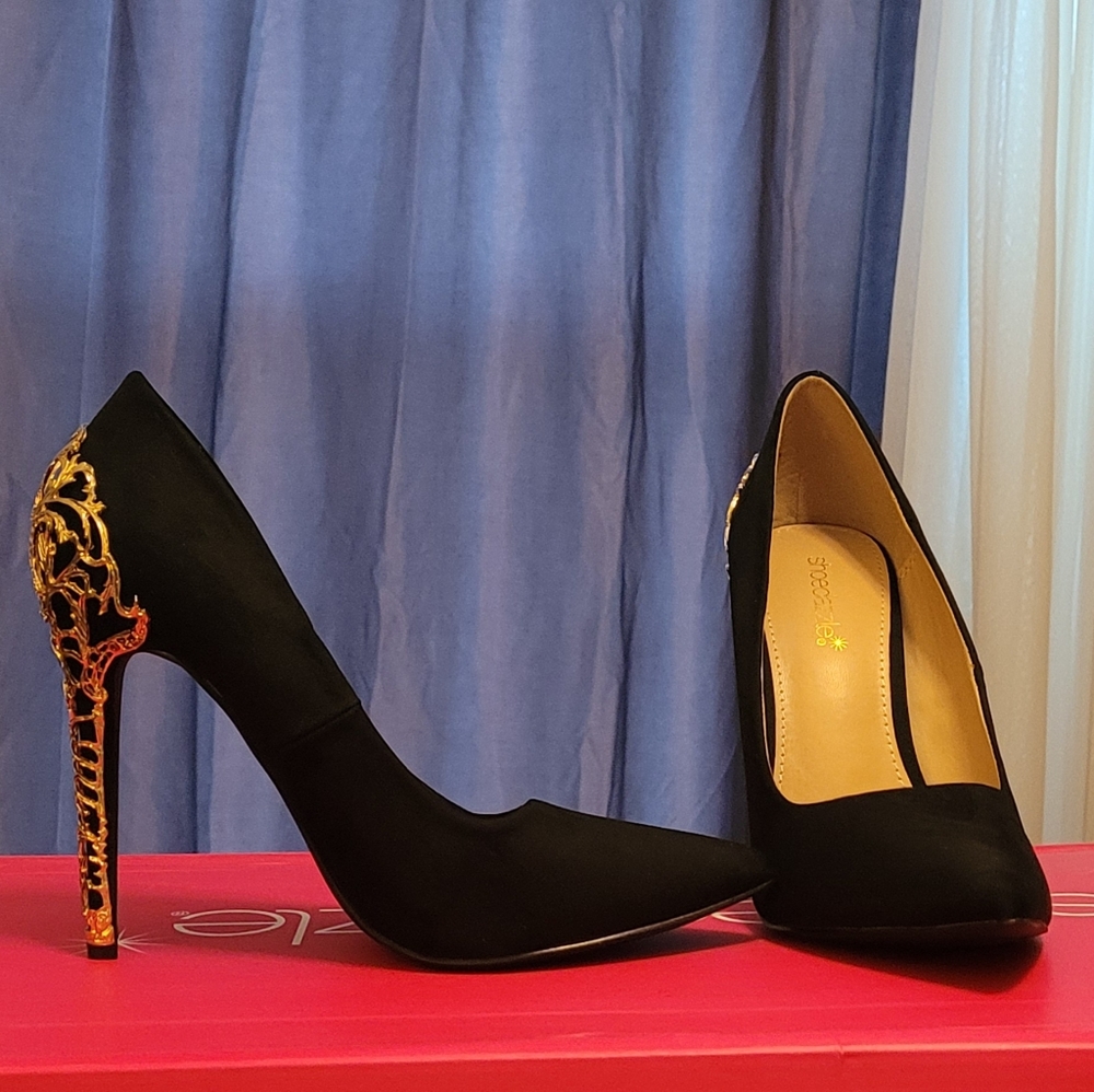 Black pumps with designed heels